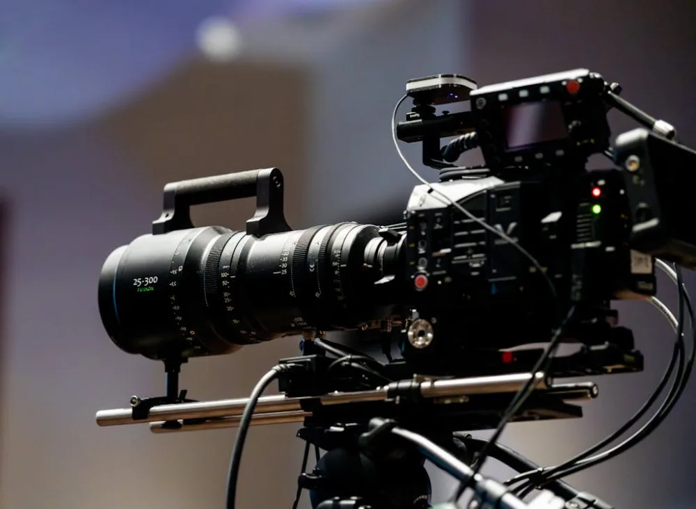 Professionelt kameraopsætning til firmafilm og corporate video