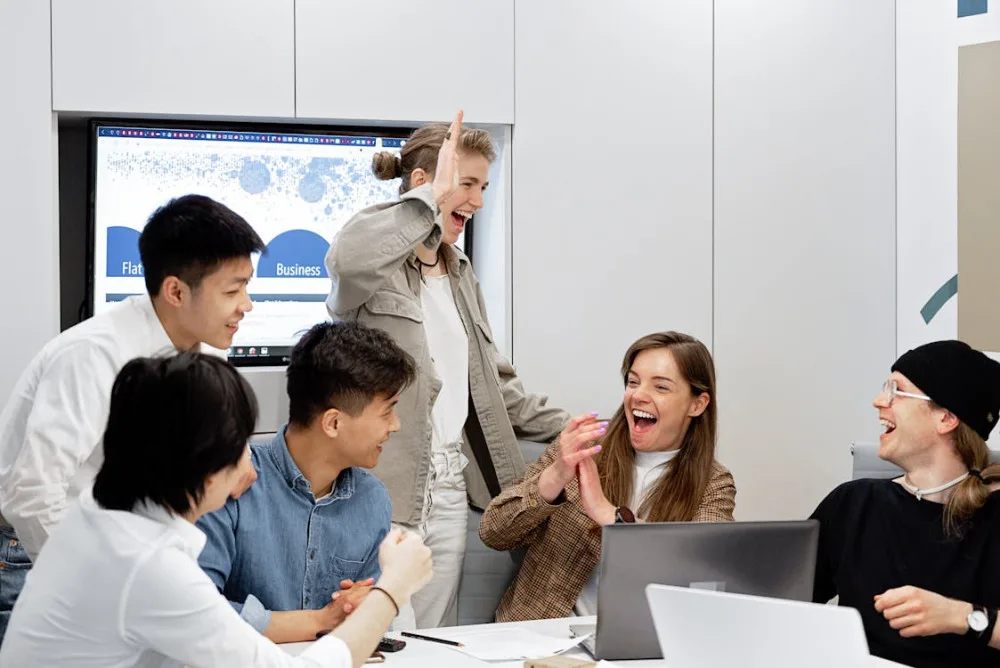 Glad og divers medarbejdergruppe på kontor til employer branding video